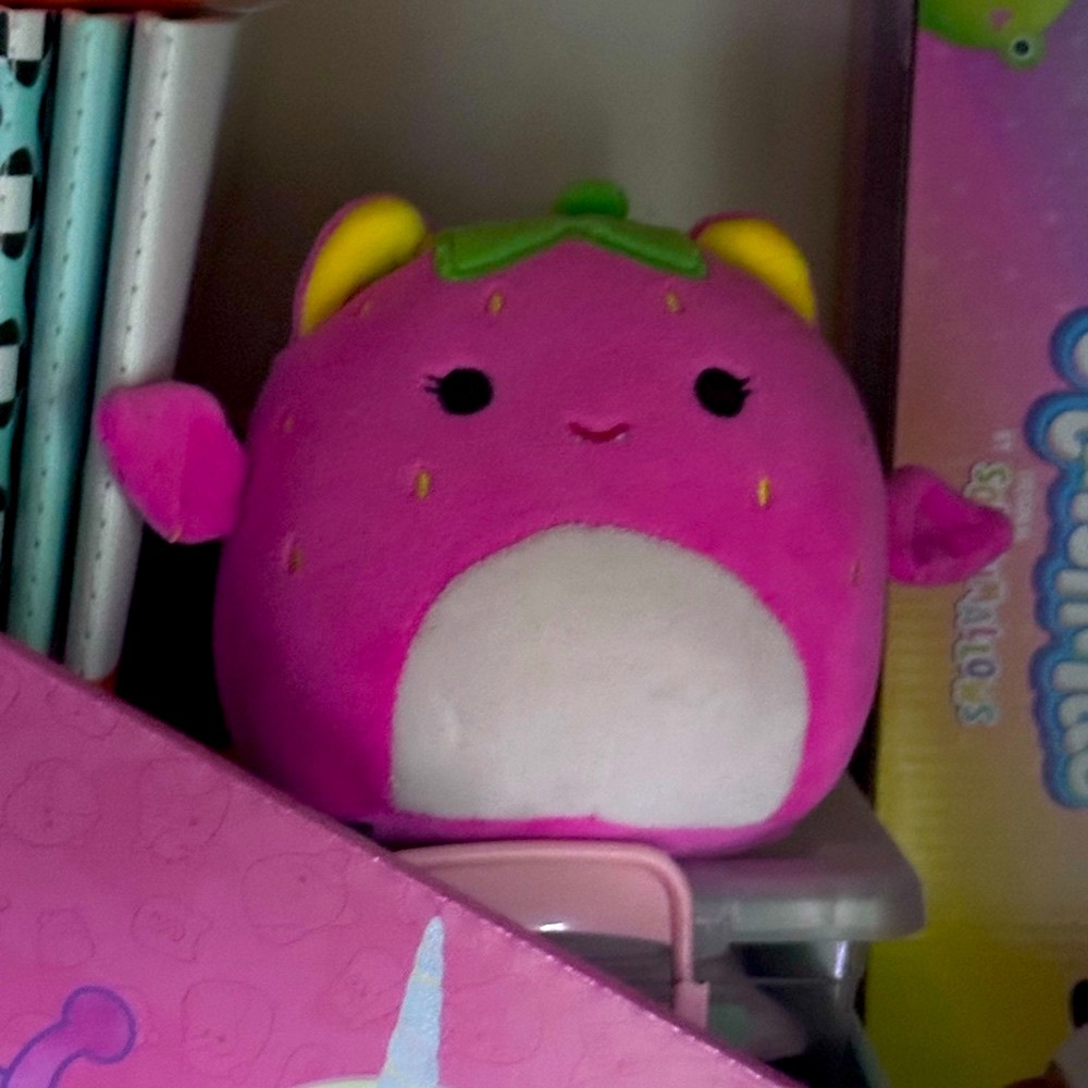 Gwendolyn Fruit Berry Bat Strawberry 2023 Squishmallows Plush Summer